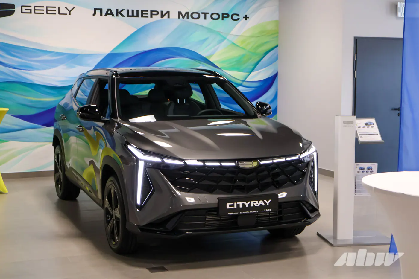 В центре Минска открылся новый автосалон Geely и BELGEE