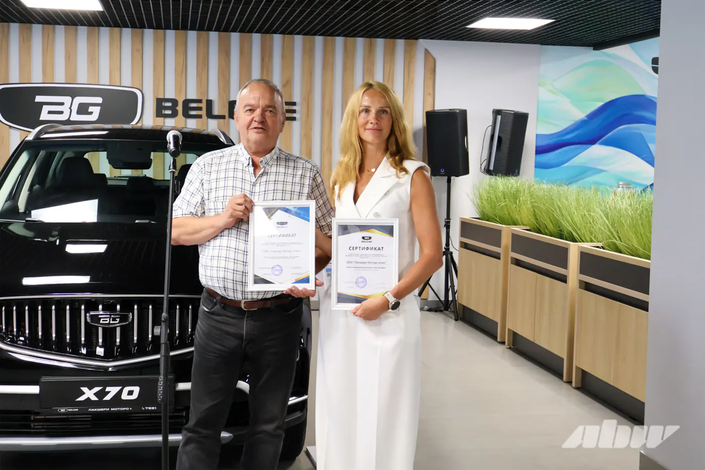 В центре Минска открылся новый автосалон Geely и BELGEE