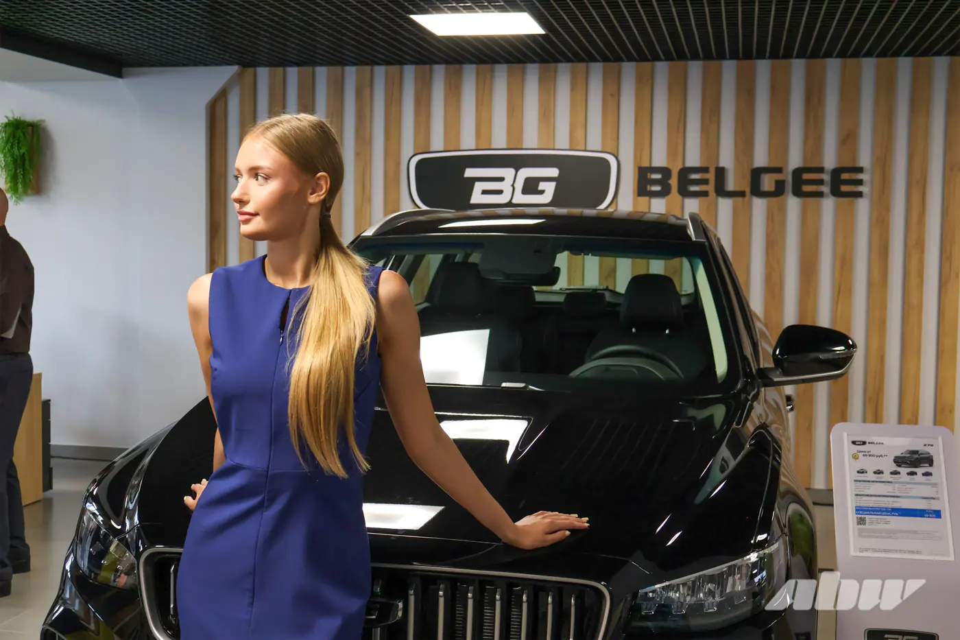 В центре Минска открылся новый автосалон Geely и BELGEE