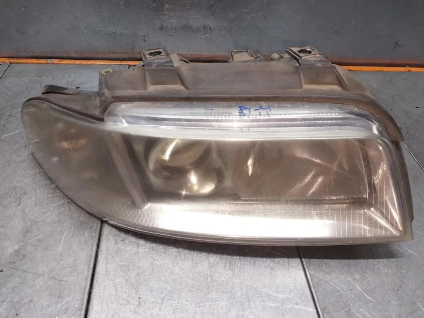 Фара правая к Audi A4 1999