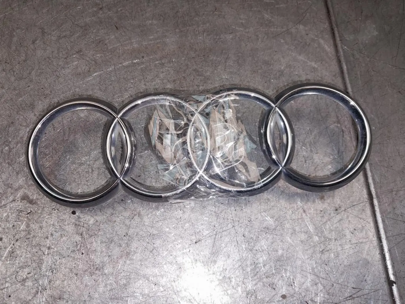 Эмблема к Audi A6 2003