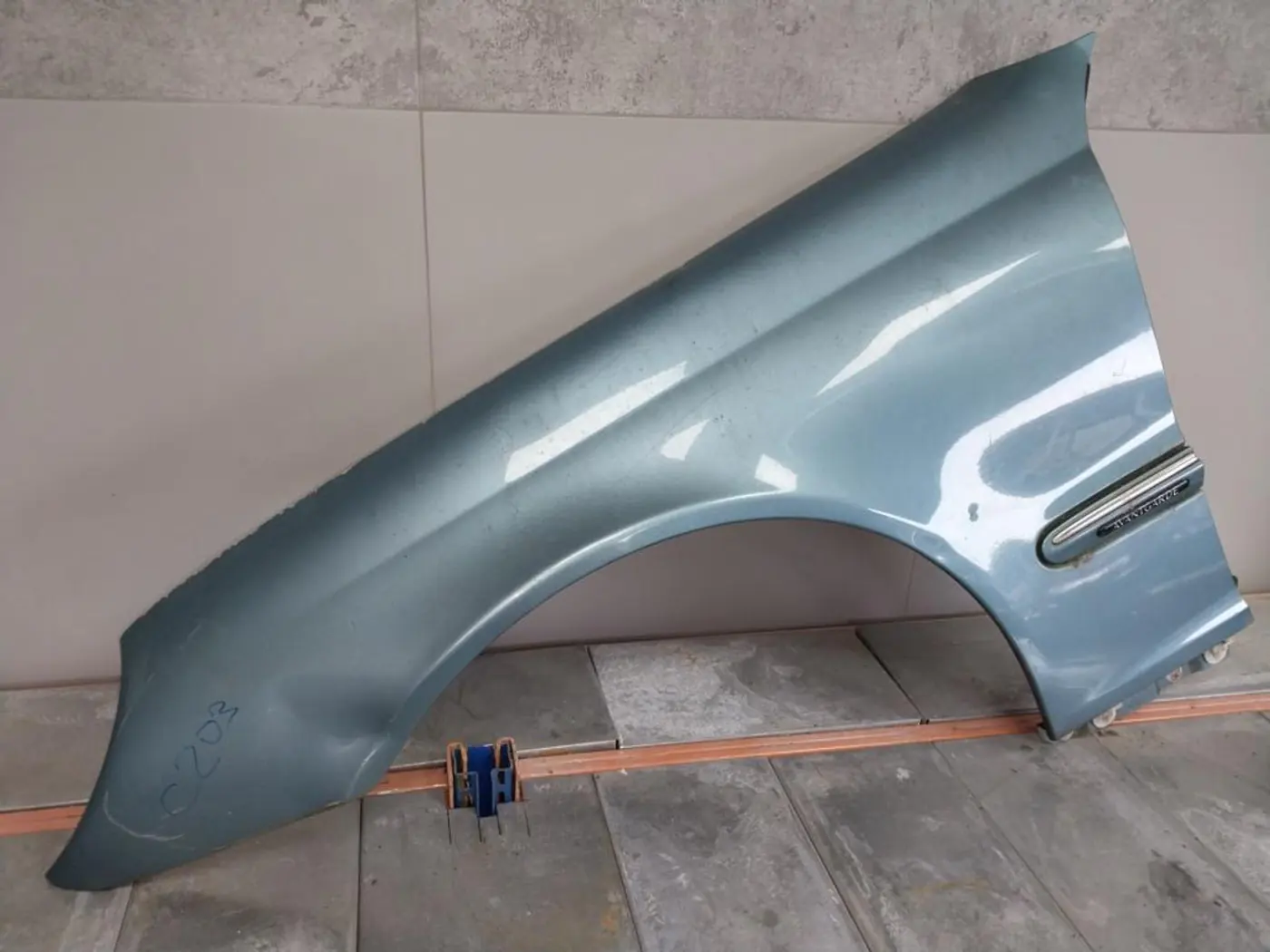 Крыло переднее левое к Mercedes-Benz C-klasse 2004