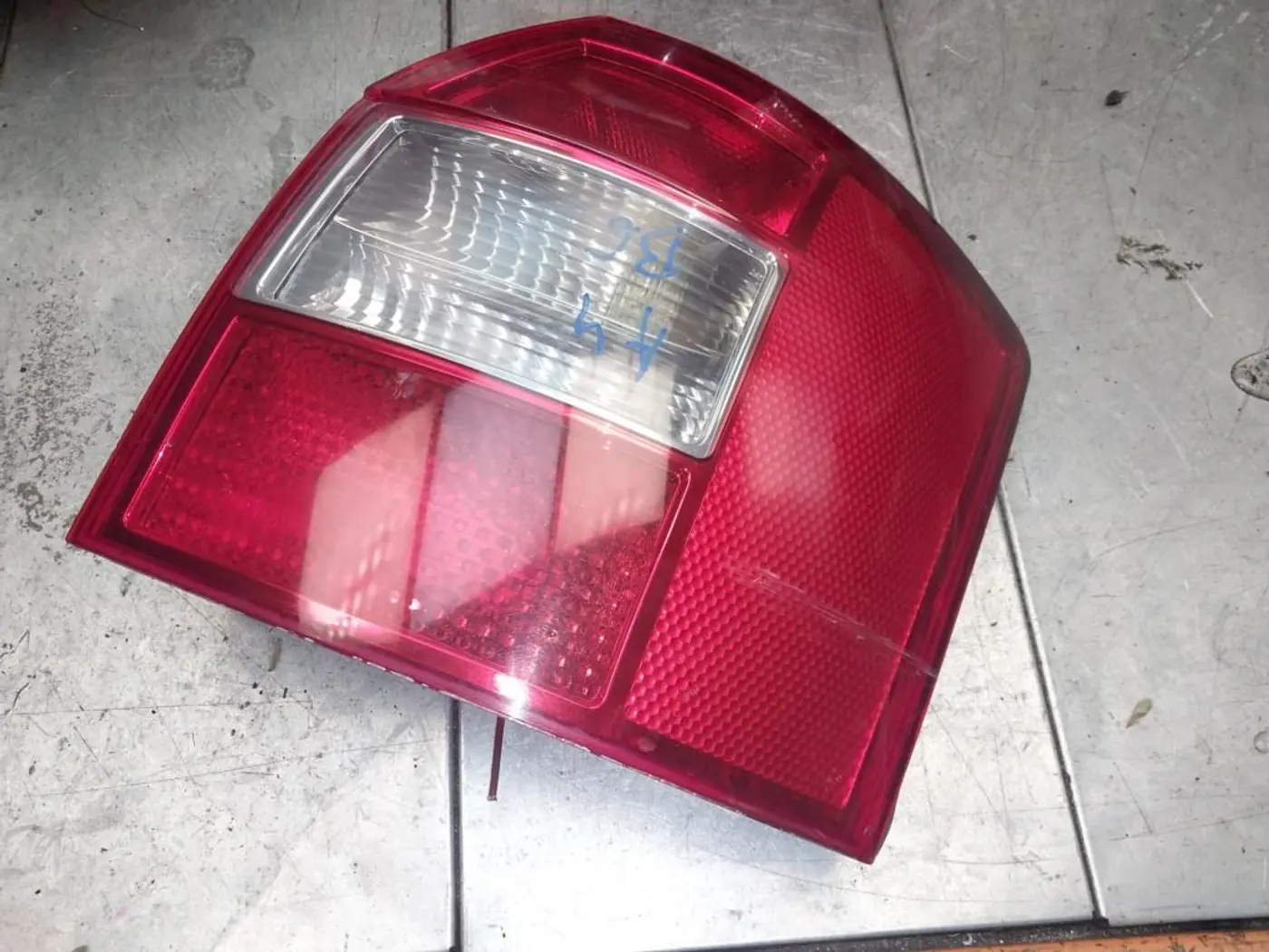 Фонарь задний правый к Audi A4 2003