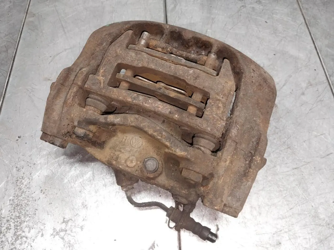 Суппорт передний правый к Volkswagen Transporter 1992