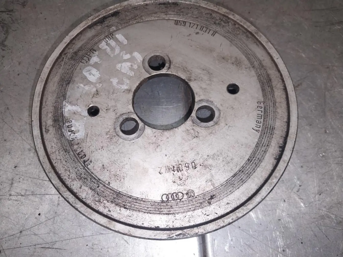 Шкив помпы к Audi Q7 2009