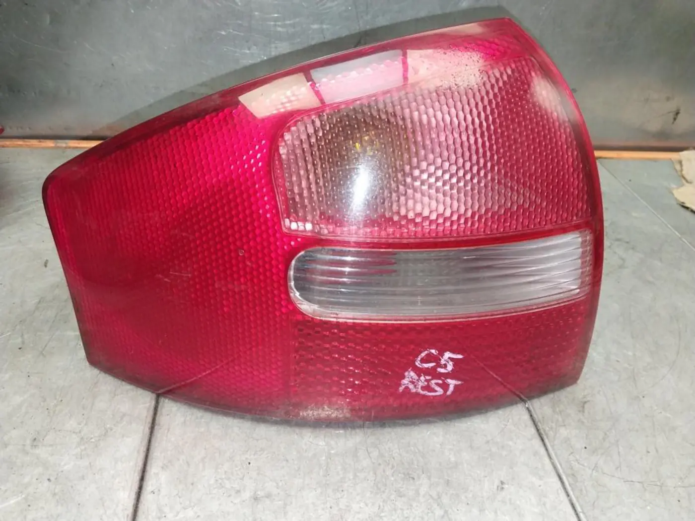 Фонарь задний левый к Audi A6 2003