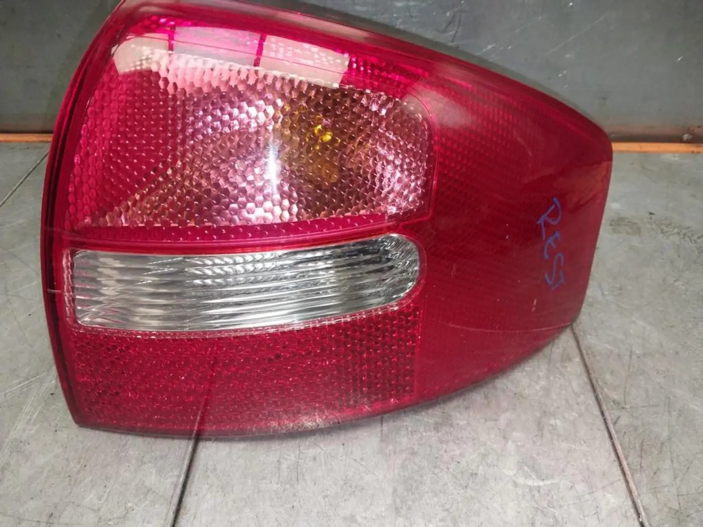 Фонарь задний правый к Audi A6 2003