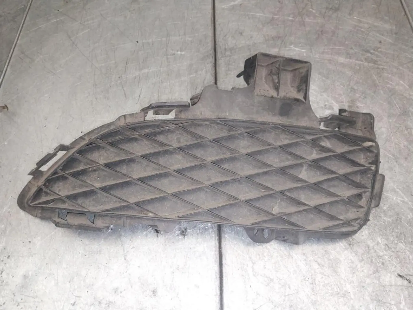 Заглушка (решетка) в бампер к Mazda 3 2004