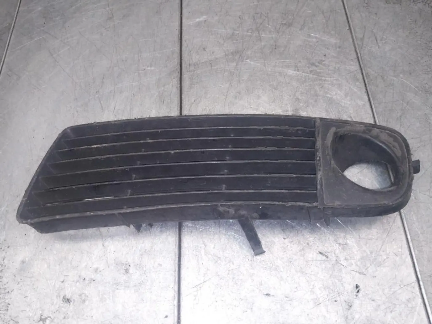 Заглушка (решетка) в бампер к Audi A6 2000