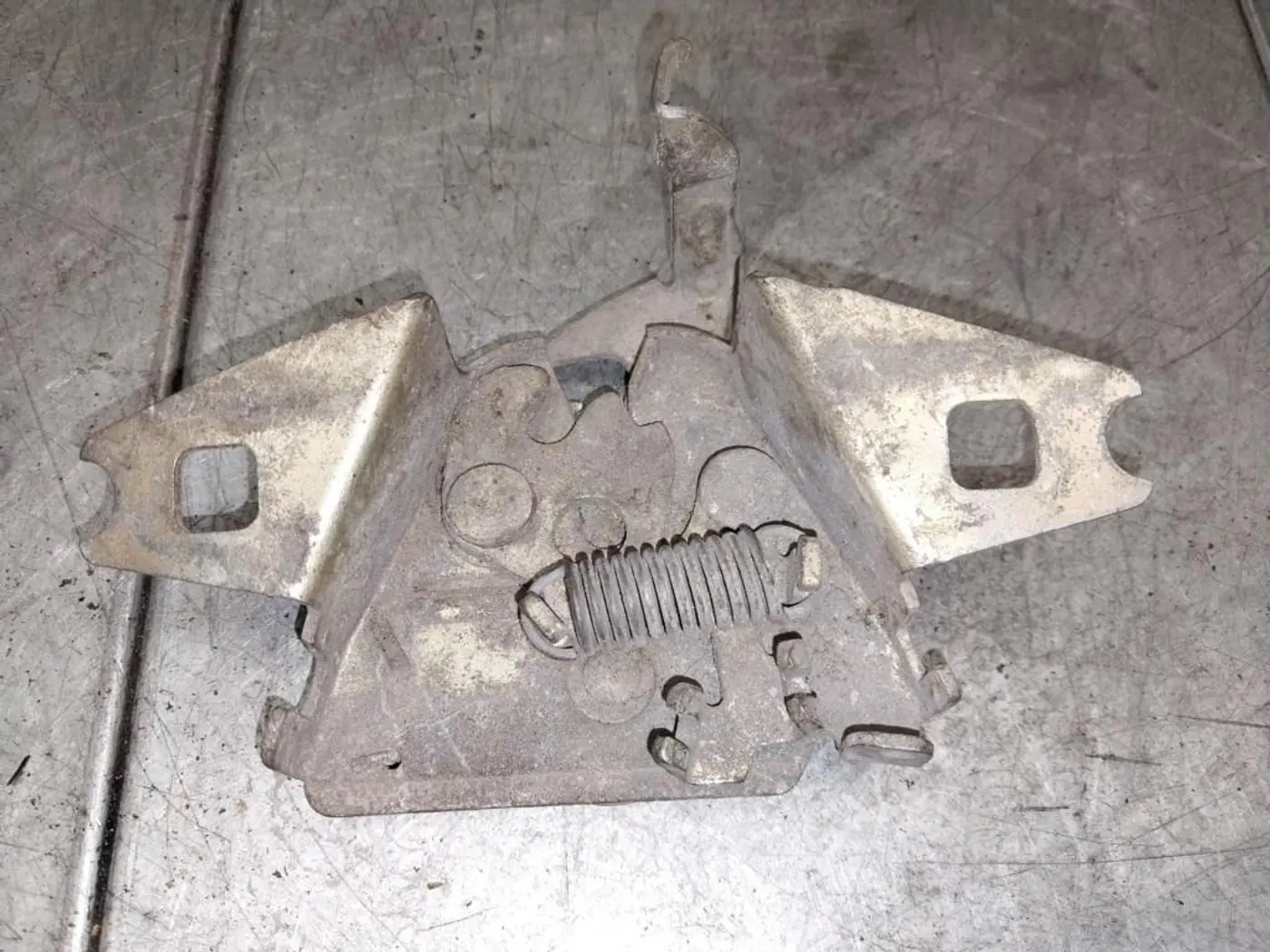 Замок капота к Volkswagen Passat 1993