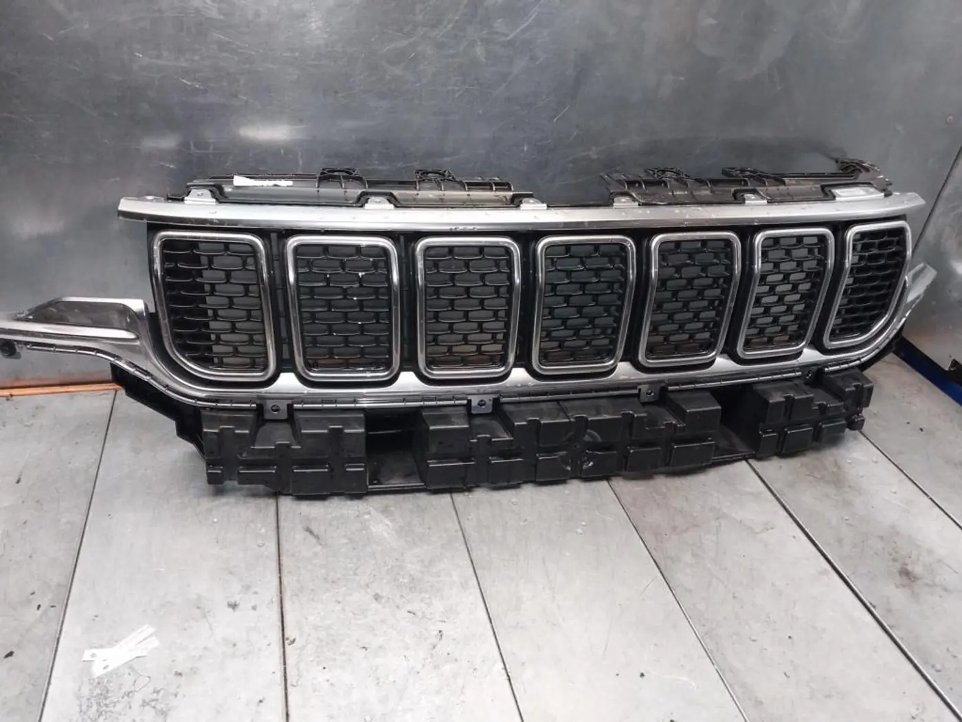 Решетка радиатора к Jeep Grand Wagoneer 2023
