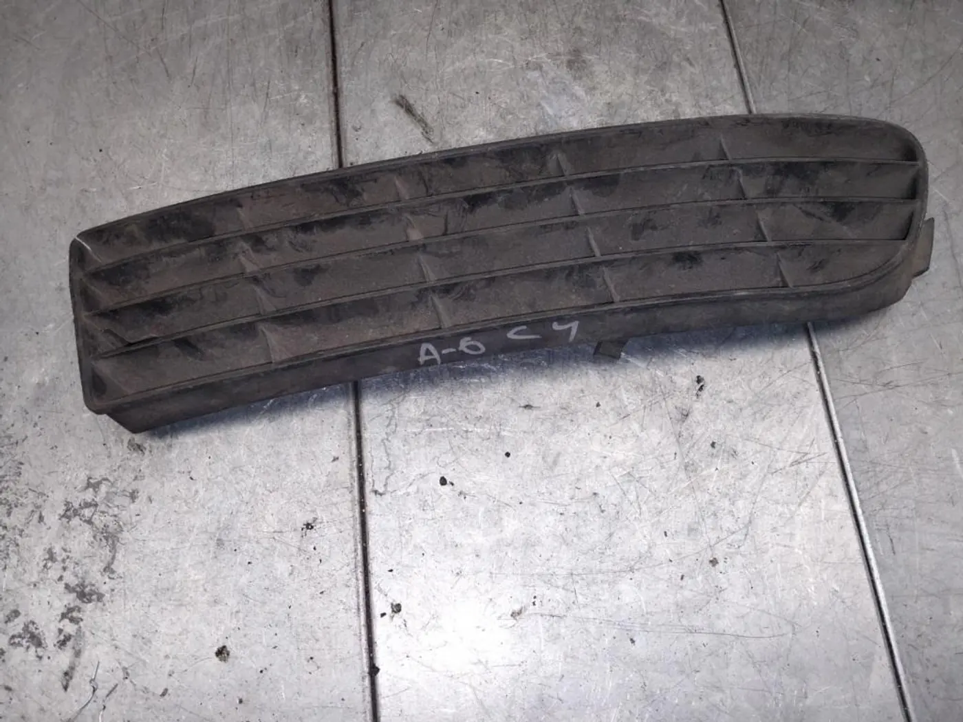 Заглушка (решетка) в бампер к Audi A6 1996
