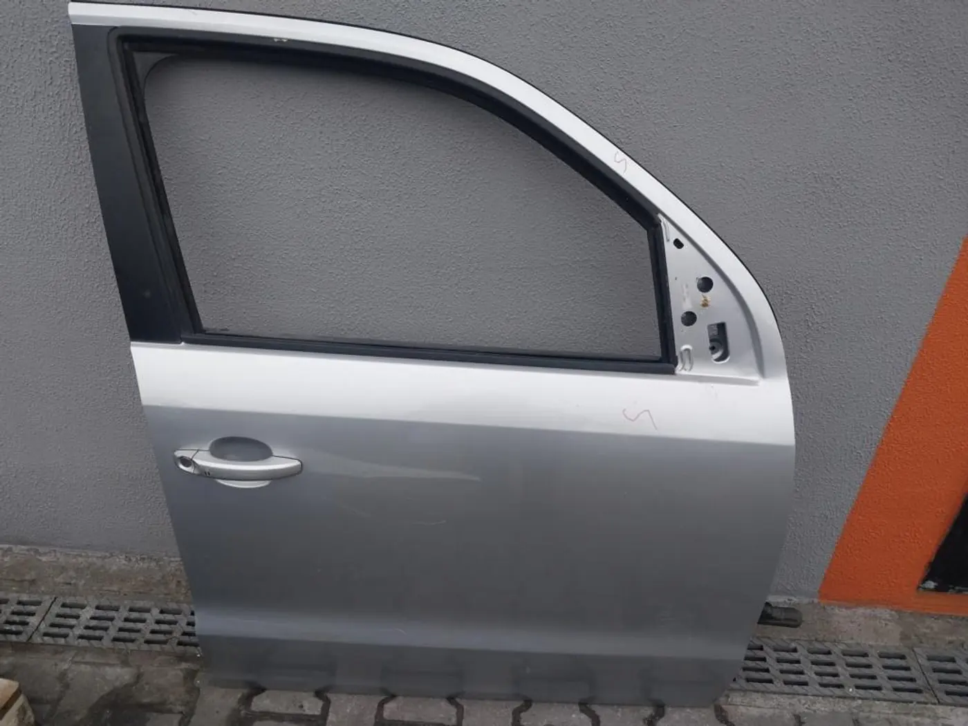 Дверь передняя правая к Volkswagen Amarok 2011