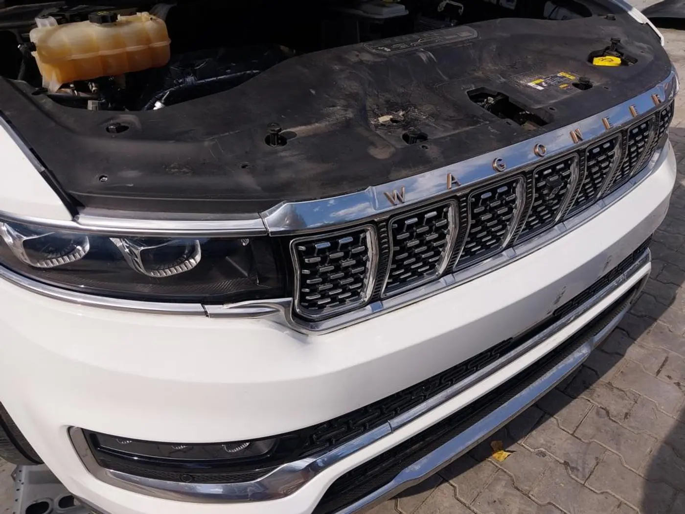 Накладка замка капота к Jeep Grand Wagoneer 2022