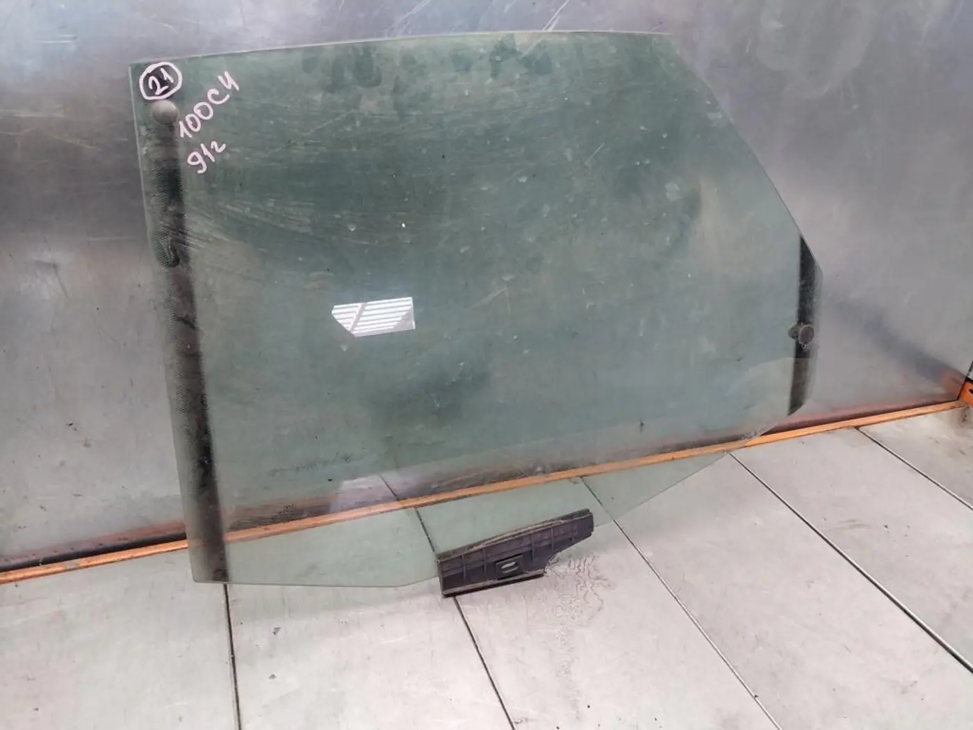 Стекло двери задней левой к Audi 100 1991