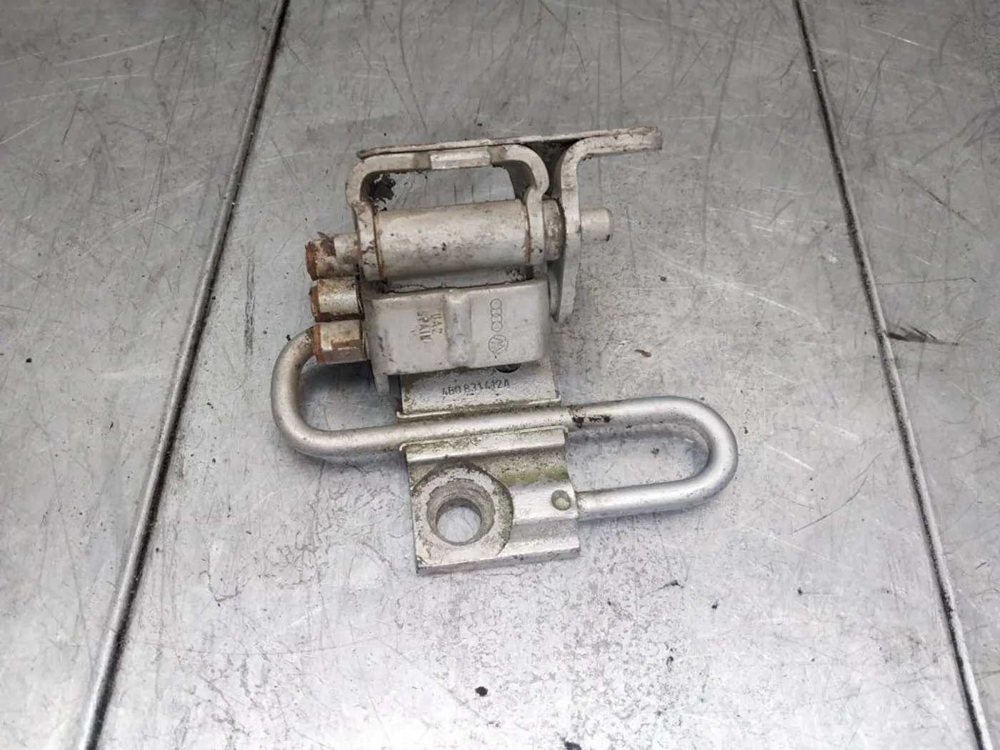 Петля двери к Audi A6 2000
