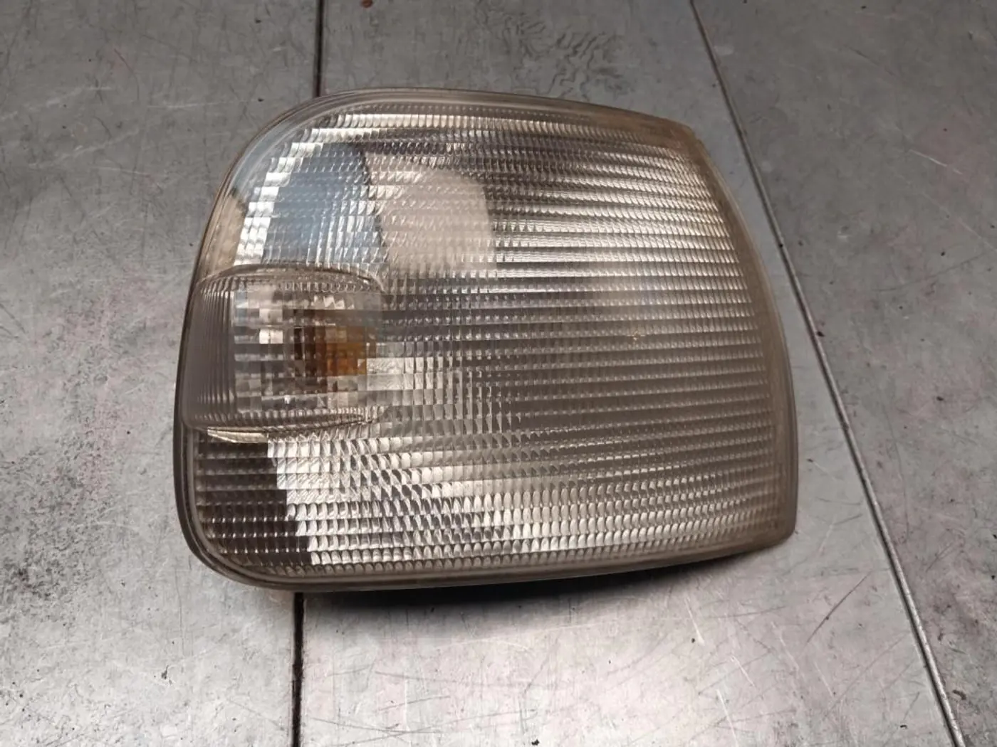 Поворотник правый к Volkswagen Transporter 1997