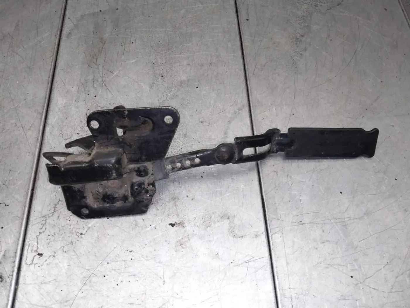 Замок капота к Audi A6 1998