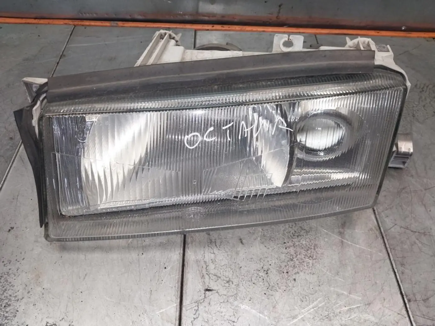 Фара левая к Skoda Octavia 2000