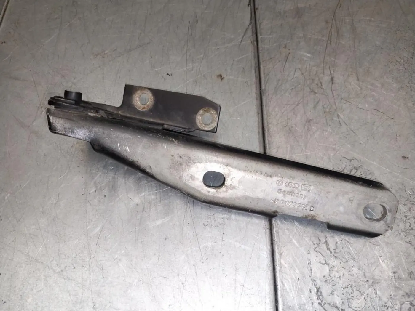 Петля капота к Audi A6 1998