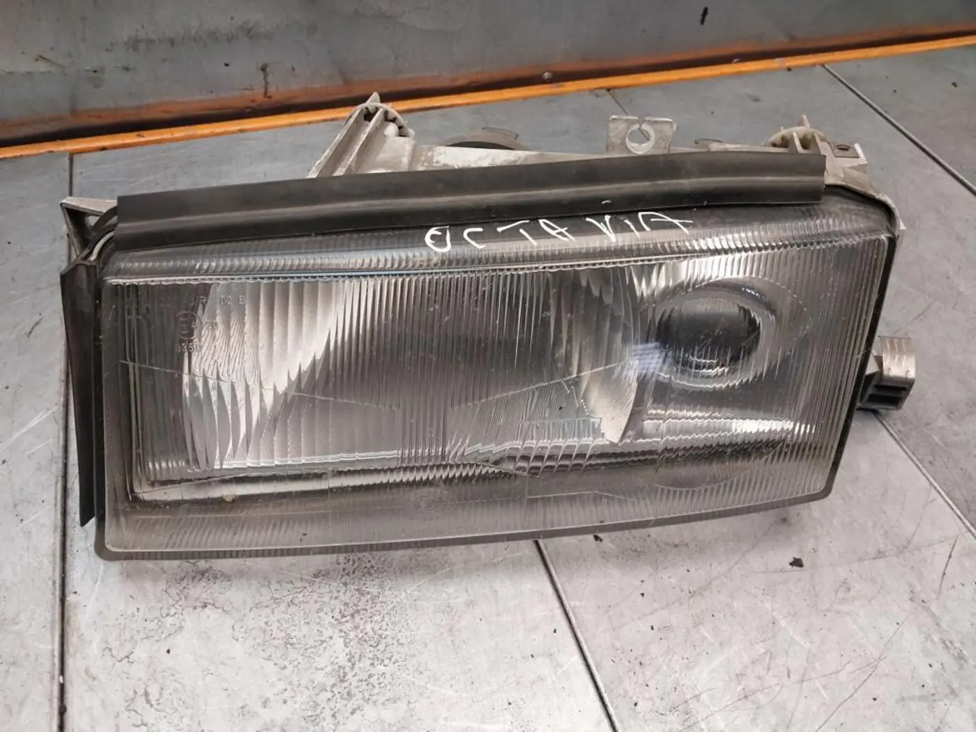 Фара левая к Skoda Octavia 1997