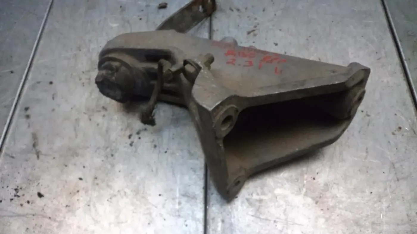 Кронштейн двигателя к Audi 100 1988