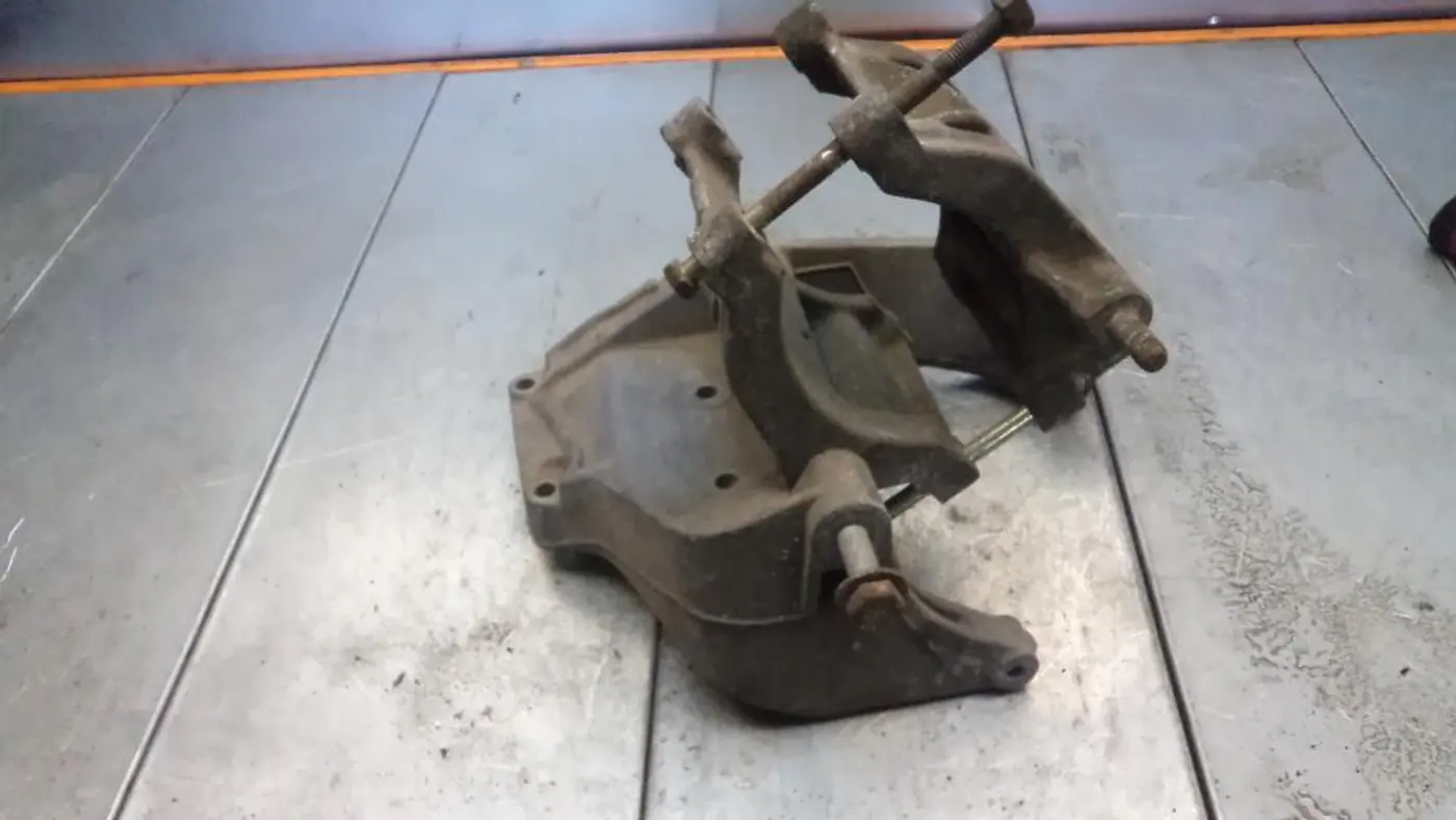 Кронштейн двигателя к Audi 200 1986