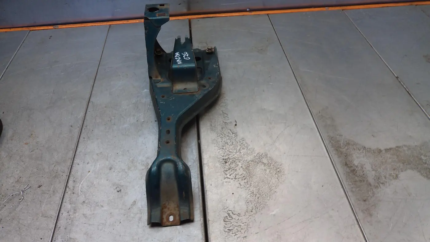 Передняя панель крепления облицовки (телевизор) к Mazda 626 2000