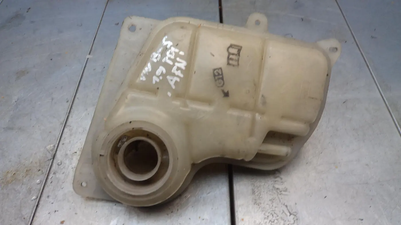 Бачок расширительный к Audi A4 1999
