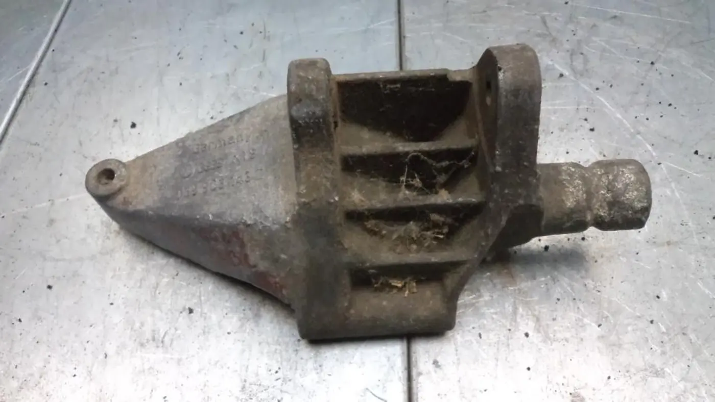 Кронштейн двигателя к Audi 100 1987