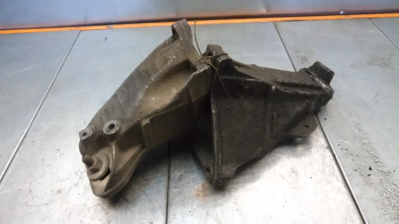 Кронштейн двигателя к Audi 80 1991