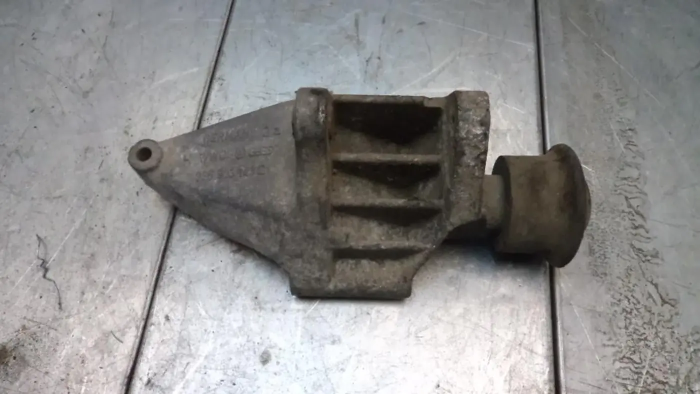 Кронштейн двигателя к Audi 200 1990
