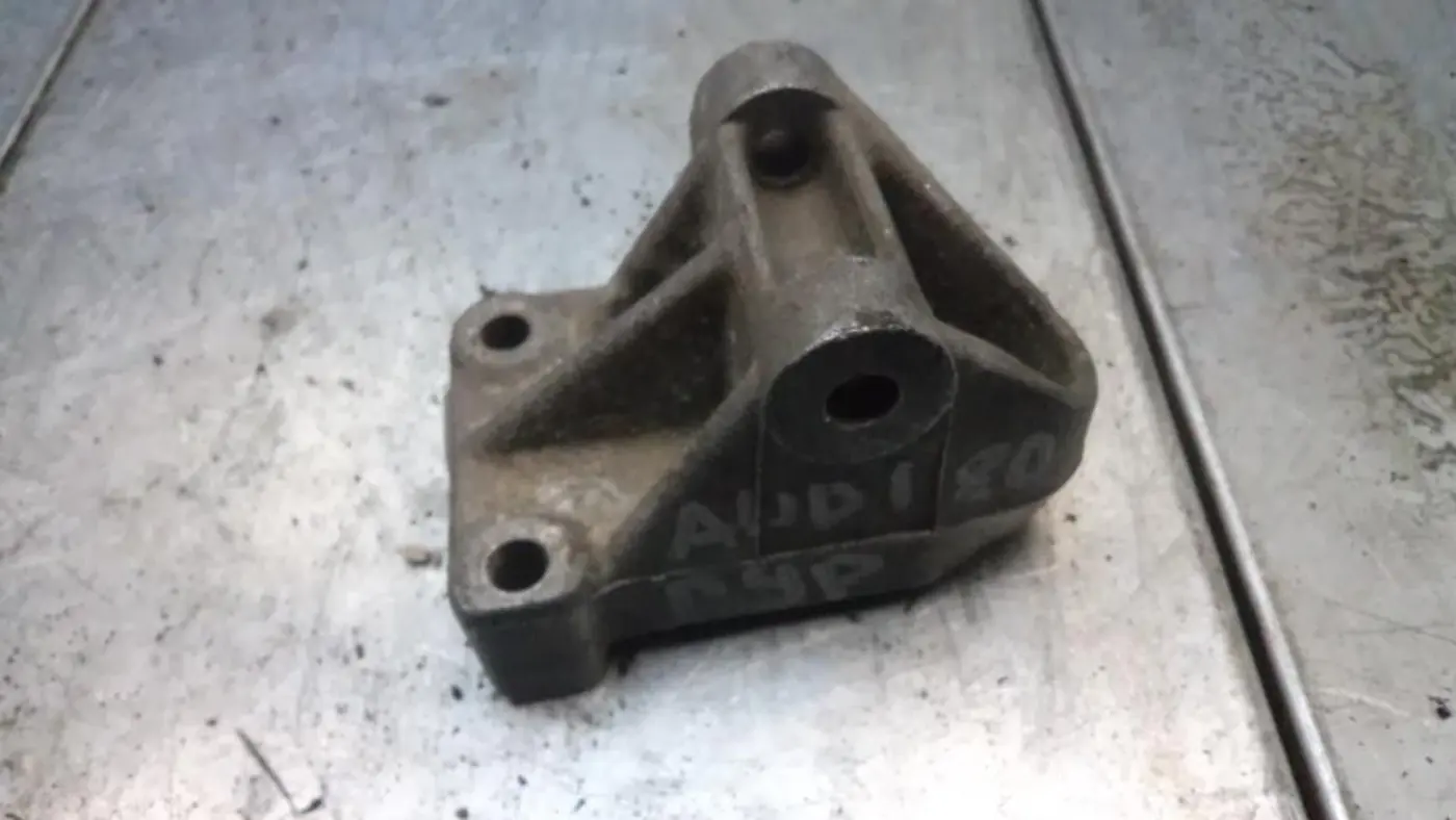 Кронштейн двигателя к Audi 80 1994
