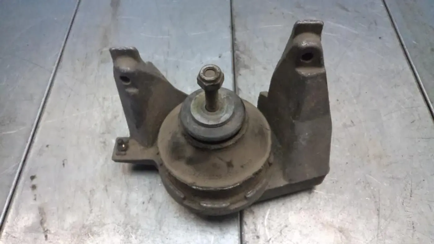 Подушка крепления двигателя к Audi 100 1993