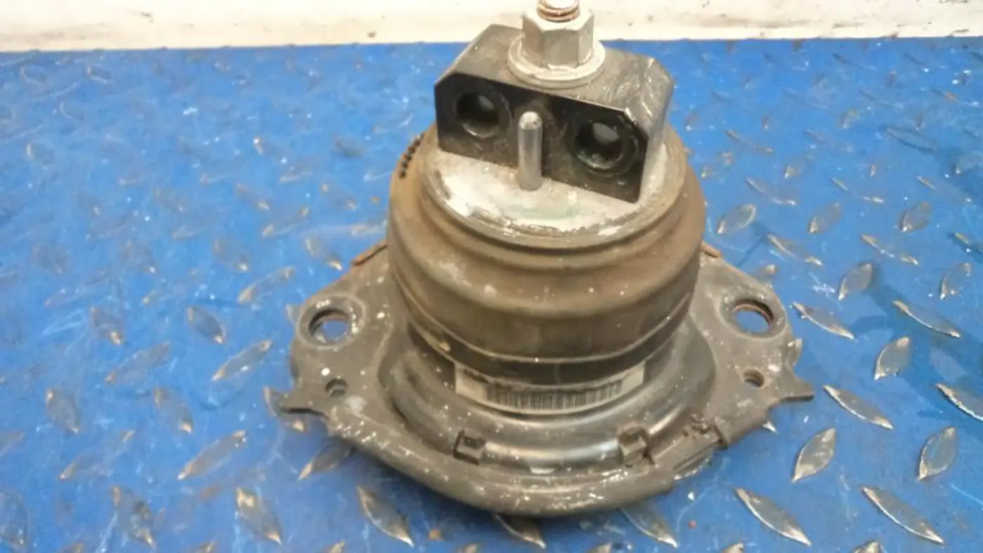 Подушка крепления двигателя к Dodge Challenger 2019