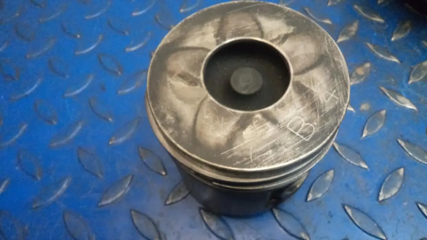 Поршень к Mazda 323 2000