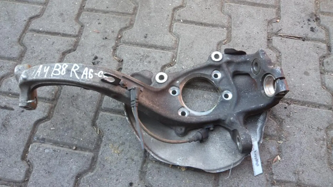 Кулак поворотный правый к Audi A4 2011