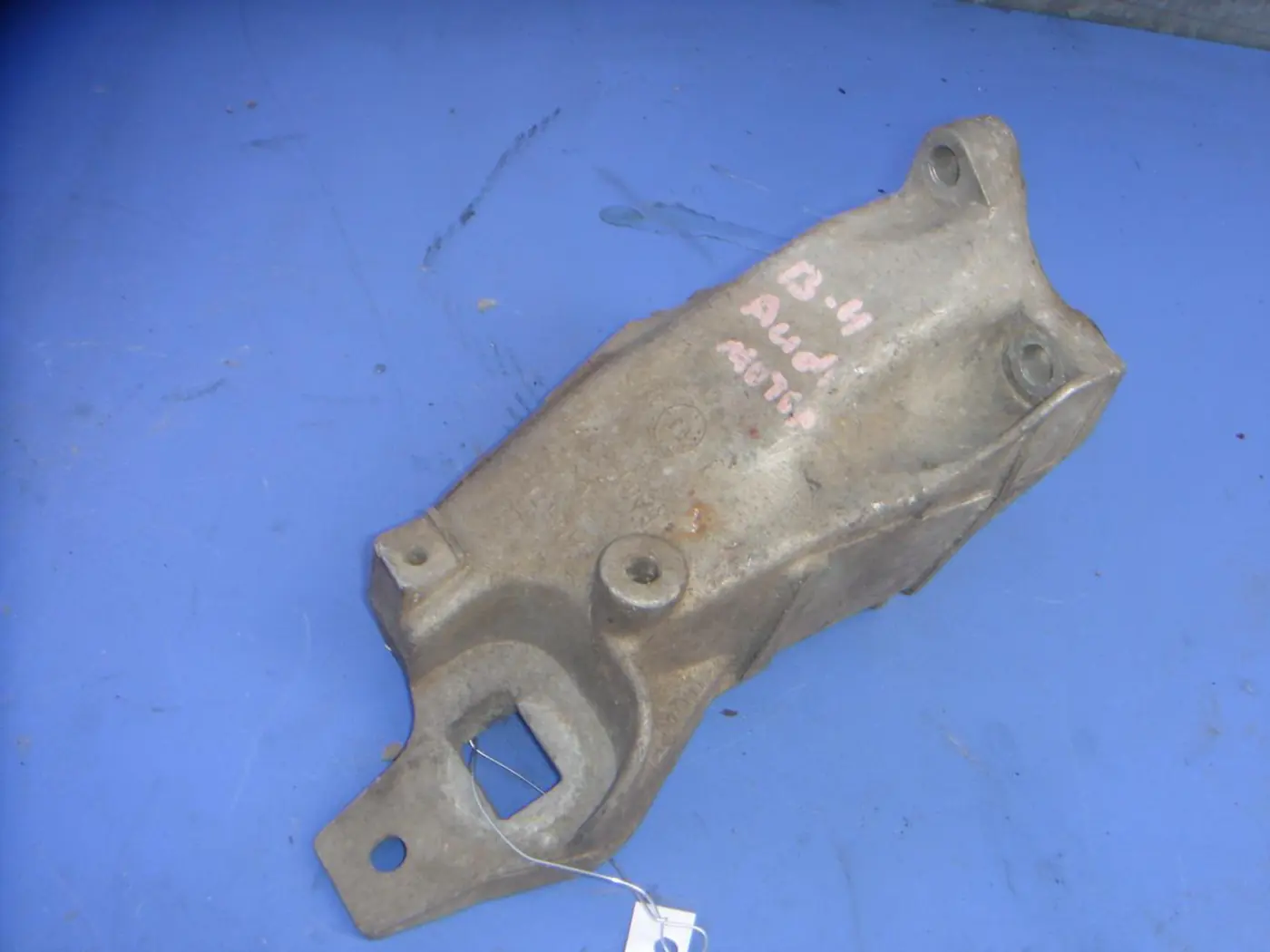 Кронштейн двигателя к Audi 80 1993