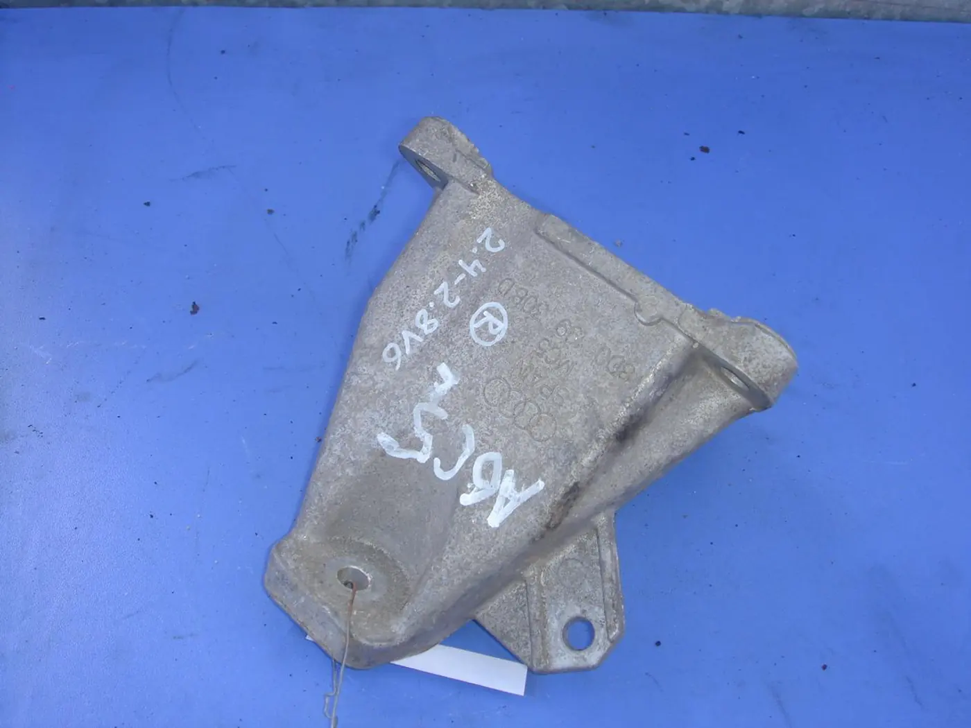 Кронштейн двигателя к Audi A6 1998