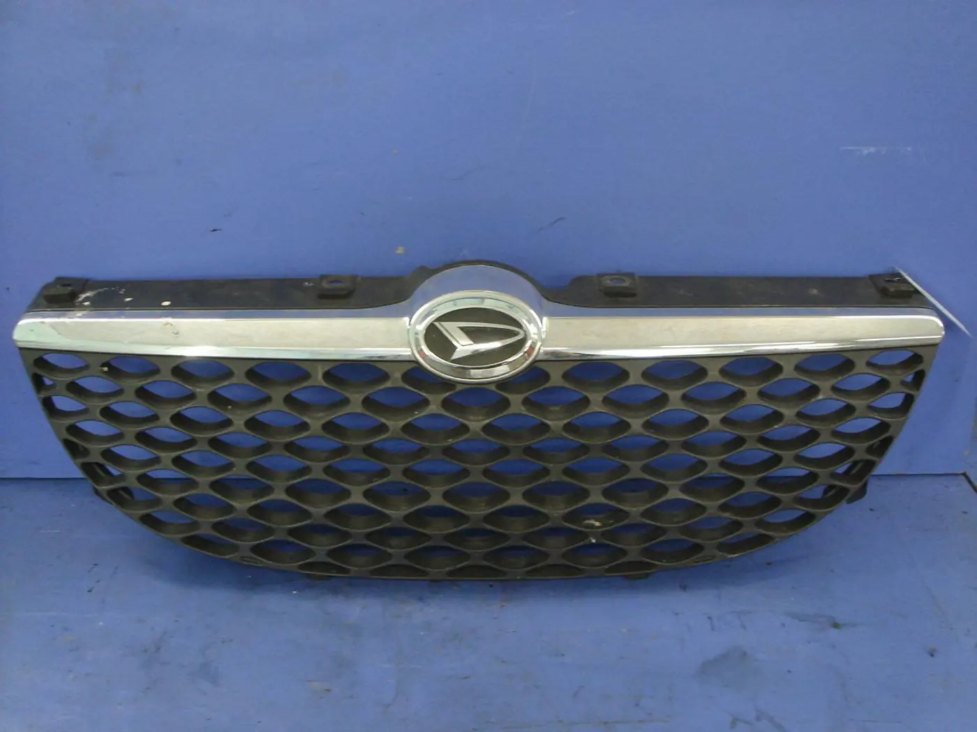 Решетка радиатора к Daihatsu Sirion 2002
