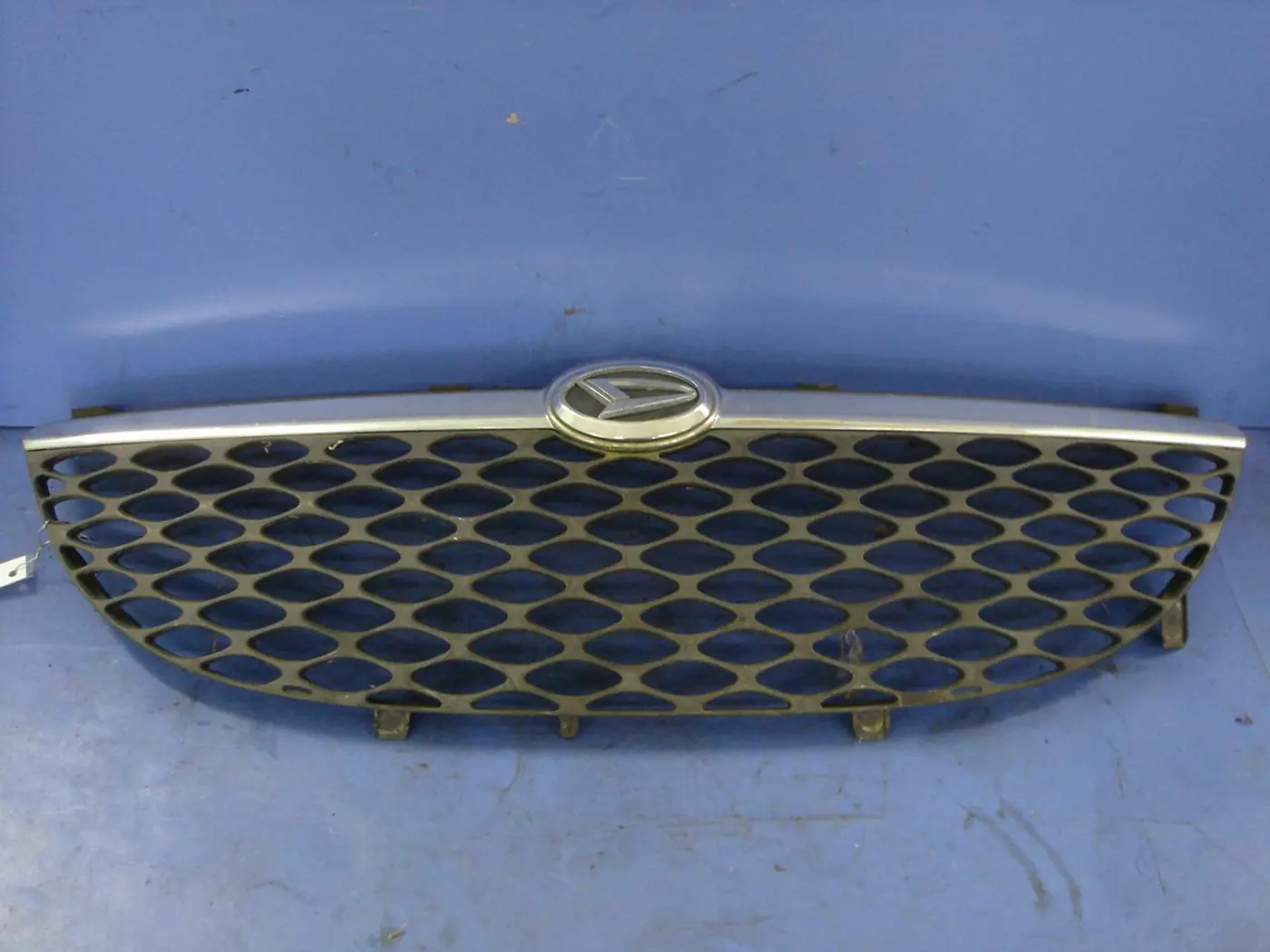 Решетка радиатора к Daihatsu Sirion 2002