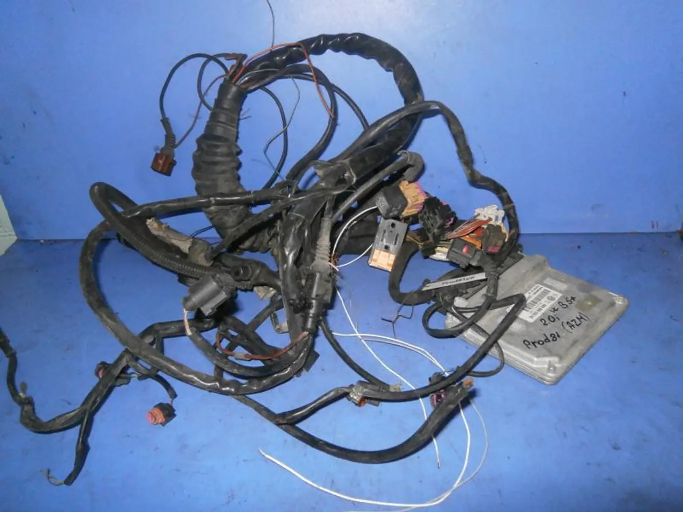 Проводка двигателя к Volkswagen Passat 2002