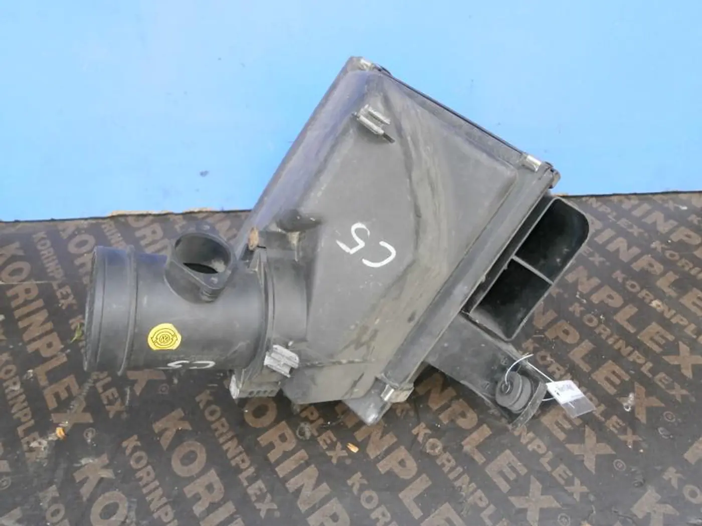 Корпус воздушного фильтра к Audi A4 2000