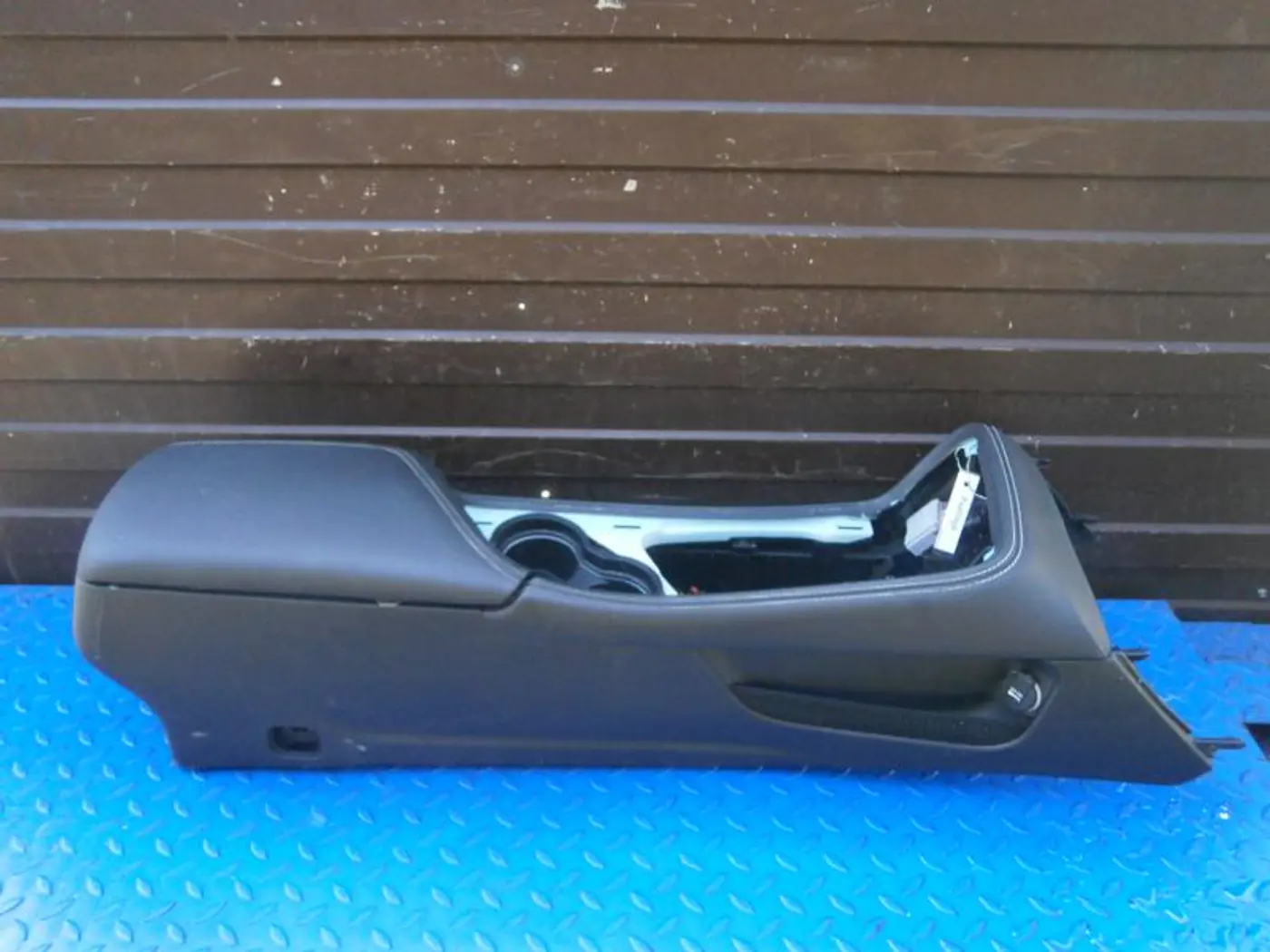 Подлокотник к Dodge Challenger 2019