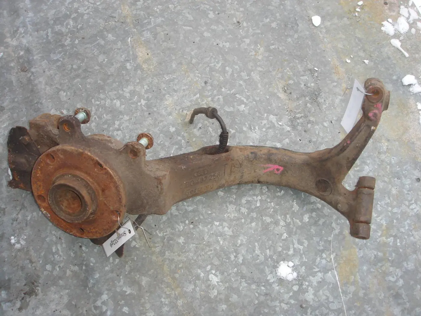 Кулак поворотный правый к Audi A6 1998