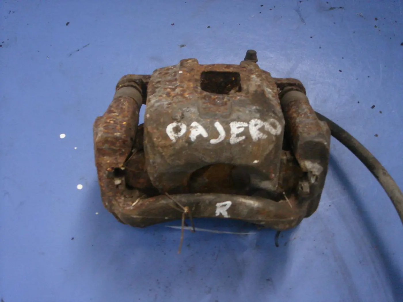 Суппорт передний правый к Mitsubishi Pajero Pinin 2002