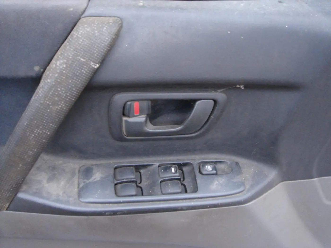 Кнопка стеклоподъемника переднего левого к Mitsubishi Pajero 2002