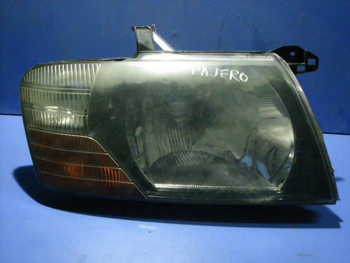 Фара правая к Mitsubishi Pajero 2002
