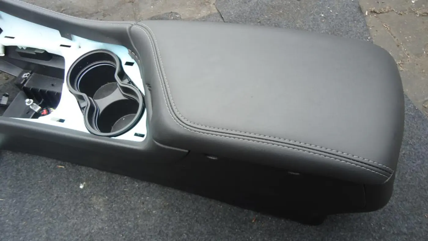 Подлокотник к Dodge Challenger 2019