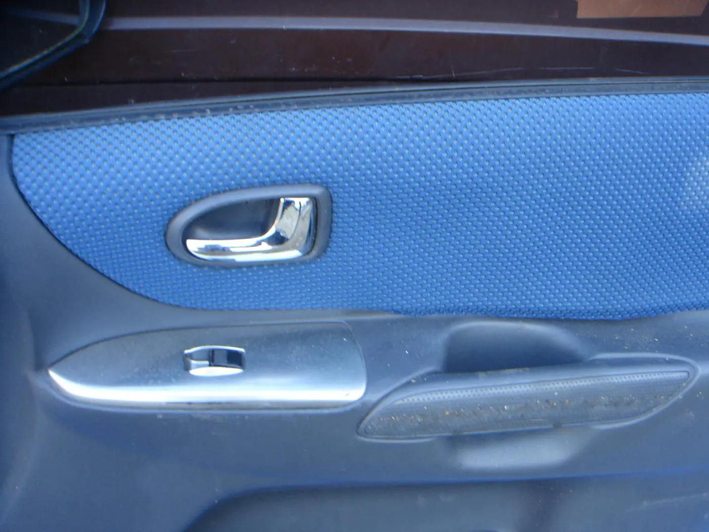 Ручка внутренняя передняя правая к Mazda Premacy 2002